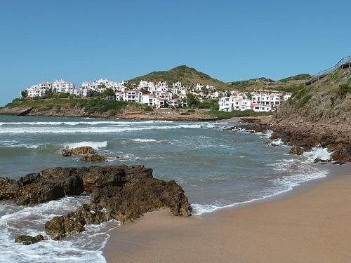 Si hablamos de turismo y vacaciones en España debemos hablar de Menorca, una isla española situada en el Mar Mediterráneo en el archipiélago balear. Pero si lo que estás buscando es disfrutar de unas merecidas vacaciones en familia, pues es uno de los mejores destinos para disfrutar de un merecido descanso o pasar unos días con los peques de la casa.