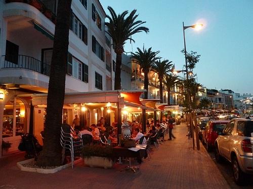 Si hablamos de turismo y vacaciones en España debemos hablar de Menorca, una isla española situada en el Mar Mediterráneo en el archipiélago balear. Pero si lo que estás buscando es disfrutar de unas merecidas vacaciones en familia, pues es uno de los mejores destinos para disfrutar de un merecido descanso o pasar unos días con los peques de la casa.