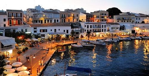 Si hablamos de turismo y vacaciones en España debemos hablar de Menorca, una isla española situada en el Mar Mediterráneo en el archipiélago balear. Pero si lo que estás buscando es disfrutar de unas merecidas vacaciones en familia, pues es uno de los mejores destinos para disfrutar de un merecido descanso o pasar unos días con los peques de la casa.