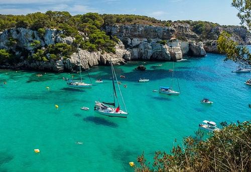 Si hablamos de turismo y vacaciones en España debemos hablar de Menorca, una isla española situada en el Mar Mediterráneo en el archipiélago balear. Pero si lo que estás buscando es disfrutar de unas merecidas vacaciones en familia, pues es uno de los mejores destinos para disfrutar de un merecido descanso o pasar unos días con los peques de la casa.