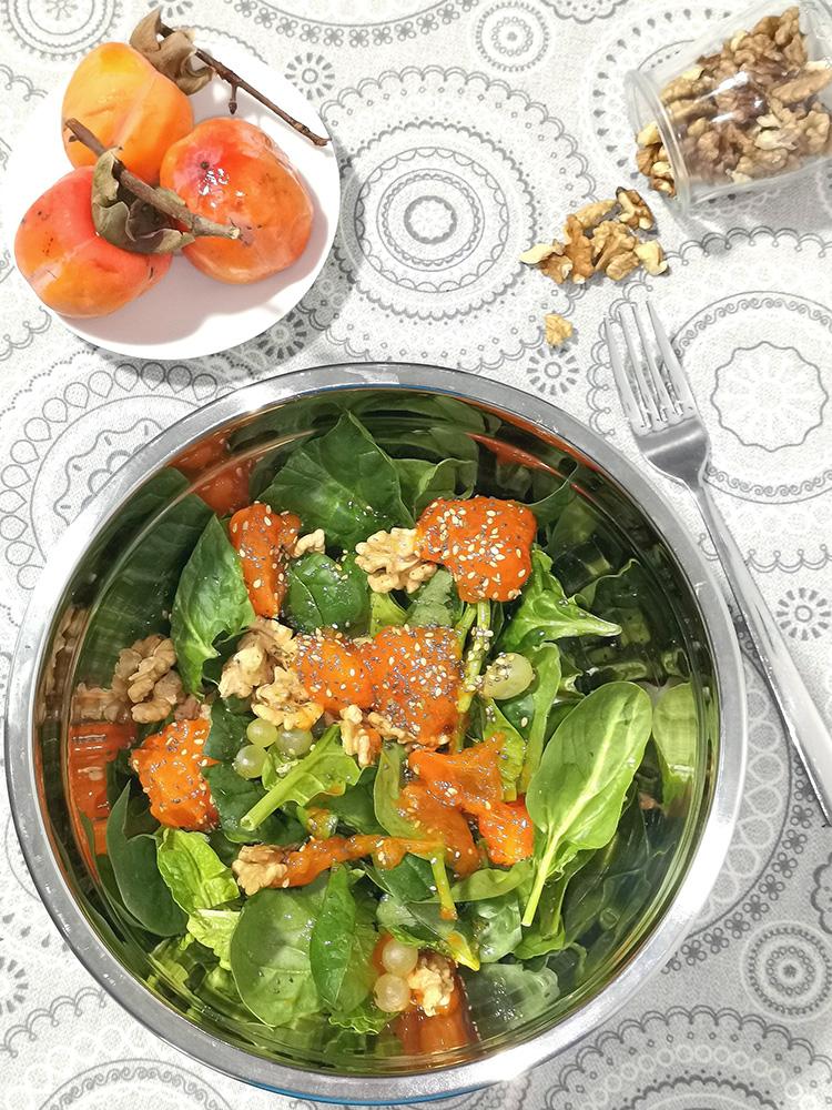 Ensalada de espinacas con caqui, nueces y uva