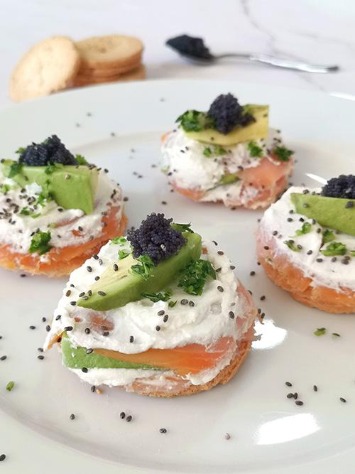 Milhojas de salmón con aguacate y queso