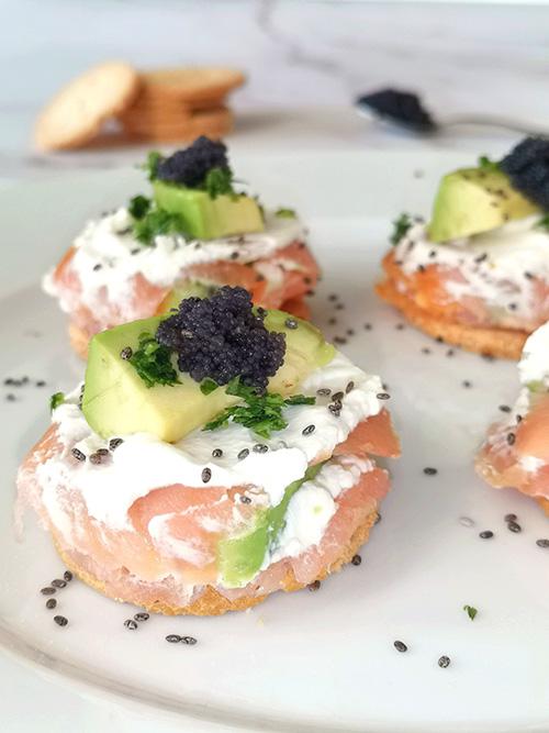 Milhojas de salmón con aguacate y queso - primer plano