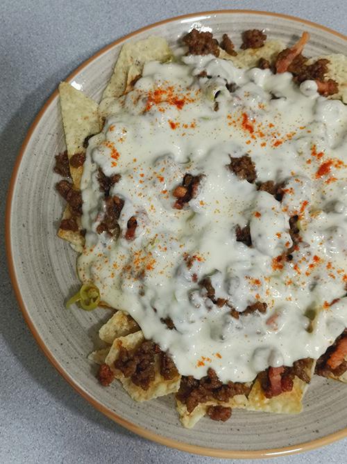 Nachos caseros con bacon y muuucho queso - Plano cenital