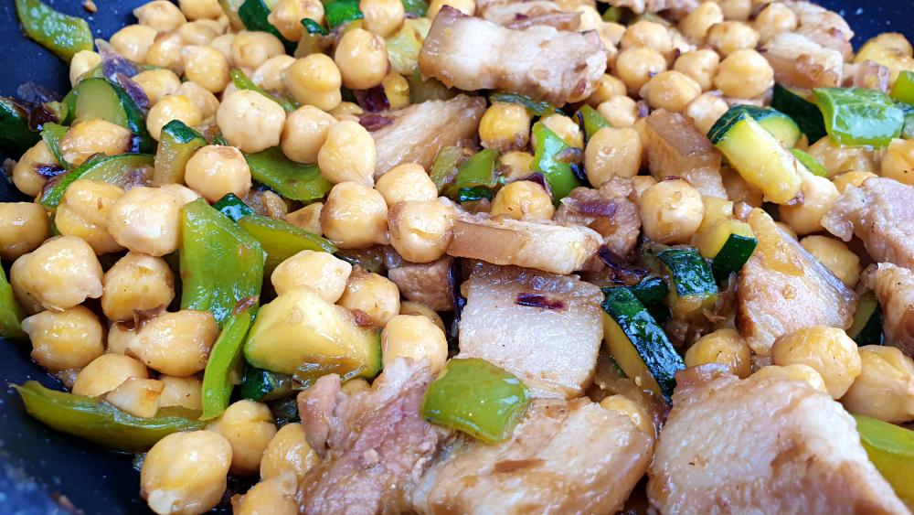 GARBANZOS SALTEADOS CON CALABACÍN Y VERDURAS