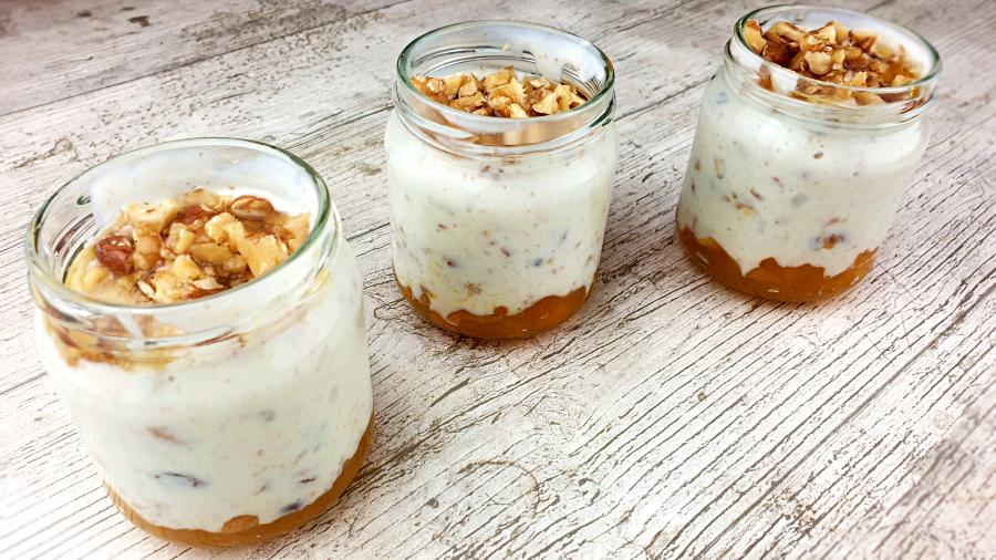 postre de yogur con frutos secos y miel