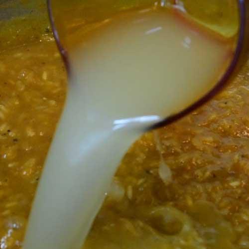 echar caldo al arroz con carrilleras