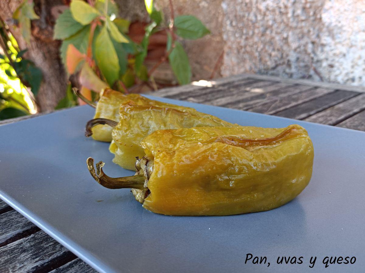 pimientos rellenos carne - pan uvas y queso