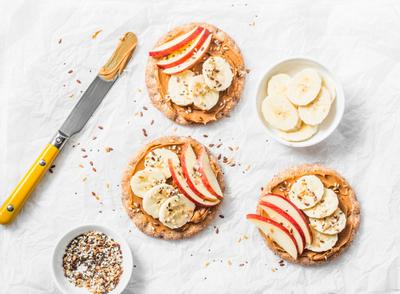 Tostada con mantequilla de maní, manzana y plátano