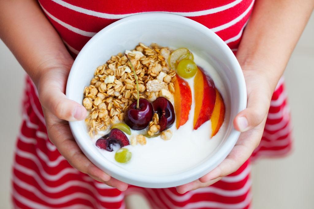 Yogur con muesli y fruta variada