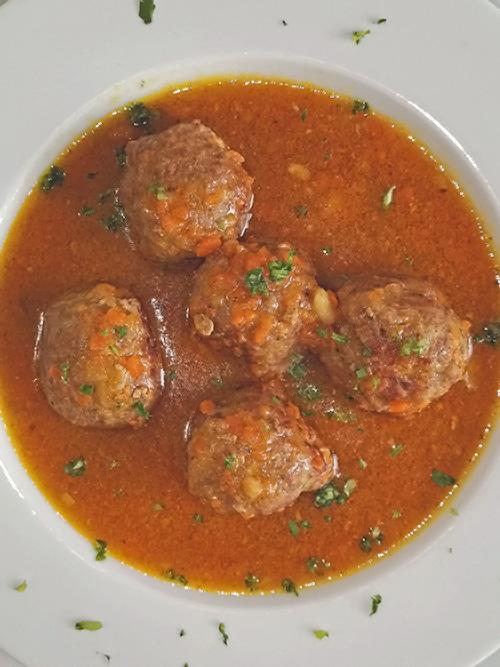 Albóndigas de foie con salsa de ron - primer plano cenital