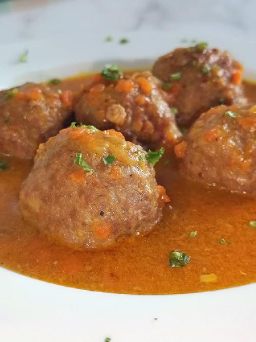 Albóndigas de foie con salsa de ron - primer plano