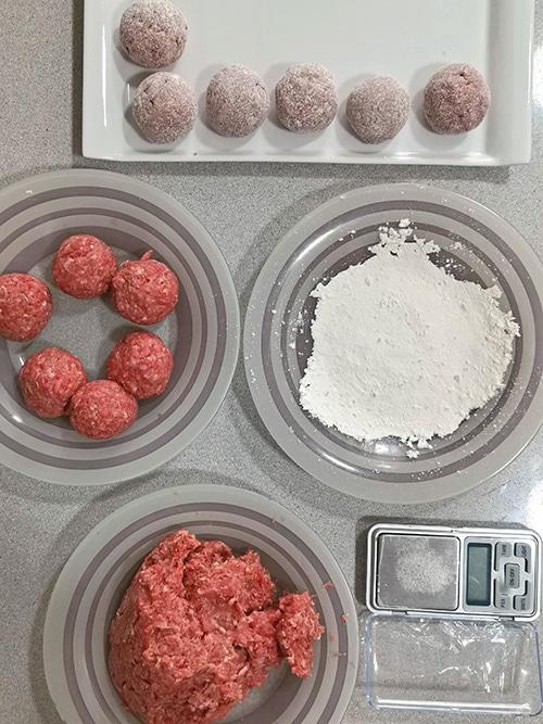 Albóndigas de foie con salsa de ron - cadena de montaje