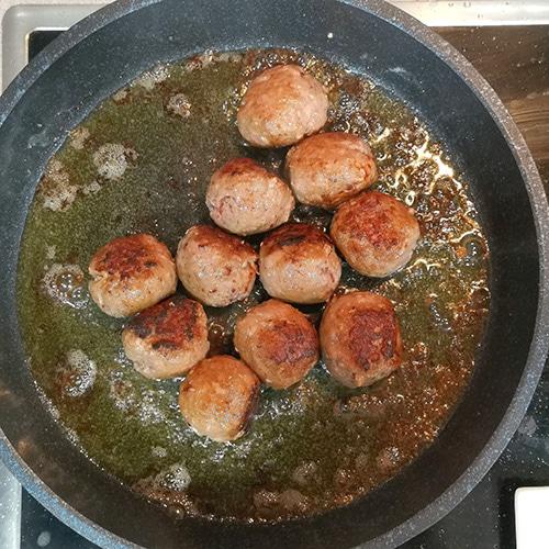 Albóndigas de foie con salsa de ron - albóndigas en sartén