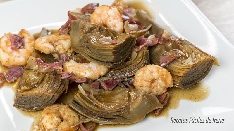 alcachofas con langostinos y jamón