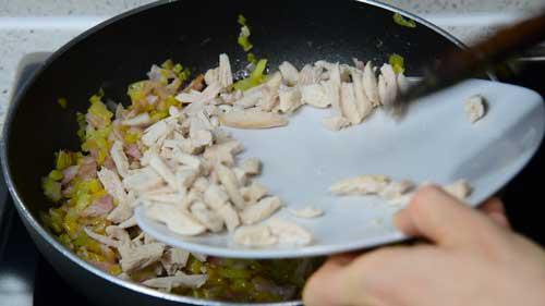 incorporamos el pollo al relleno de la empanada de bacon, pollo y puerros