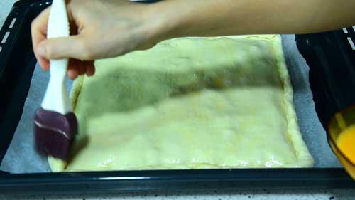 pintar la empanada de bacon, pollo y puerros