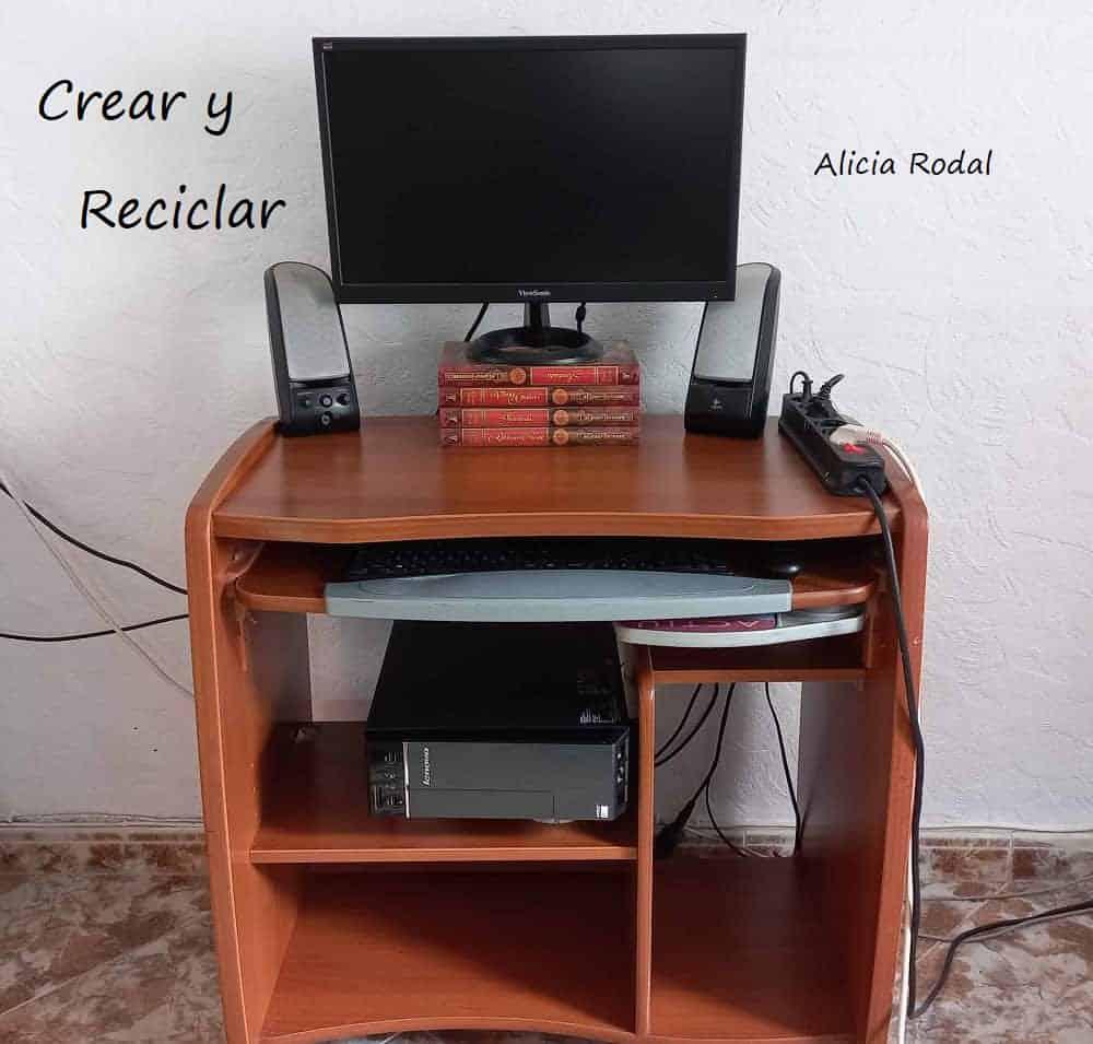 En este tutorial te enseño cómo se hace una mesa con repisa para hacer que tu mueble escritorio sea más grande. Vamos a reutilizar cajas de cartón y rollos de cartón del papel higiénico.