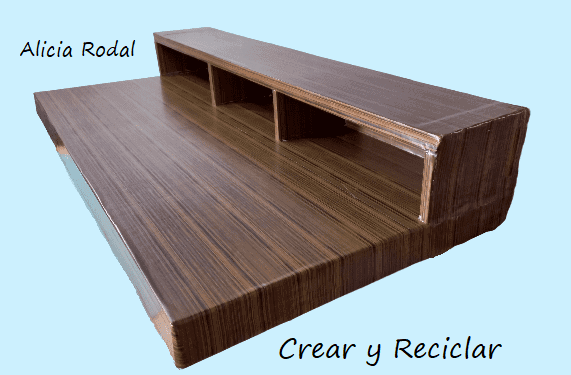 En este tutorial te enseño cómo se hace una mesa con repisa para hacer que tu mueble escritorio sea más grande. Vamos a reutilizar cajas de cartón y rollos de cartón del papel higiénico.