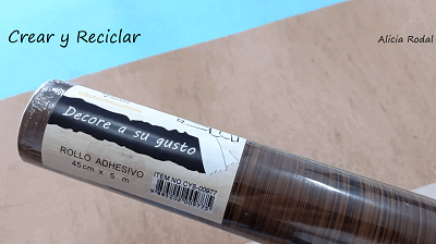 En este tutorial te enseño cómo se hace una mesa con repisa para hacer que tu mueble escritorio sea más grande. Vamos a reutilizar cajas de cartón y rollos de cartón del papel higiénico.