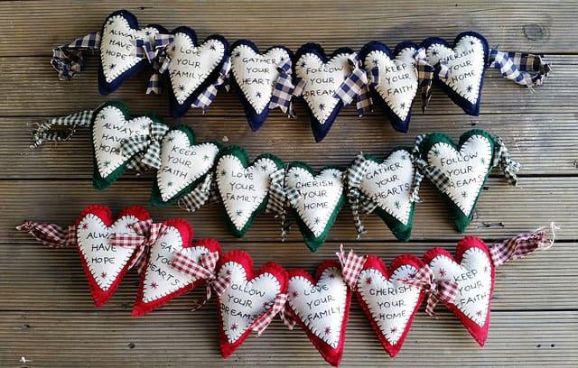 Más de 30 ideas de manualidades hechas con amor para regalar, para vender, el día de los enamorados o cualquier celebración especial, como el día de la madre, Navidad, cumpleaños, aniversarios, bodas. Regalos hechos con amor y a mano Diy.