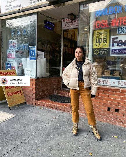Cómo combinar una chaqueta bomber