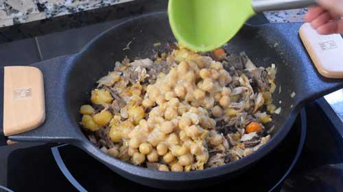 echar garbanzos a la ropa vieja