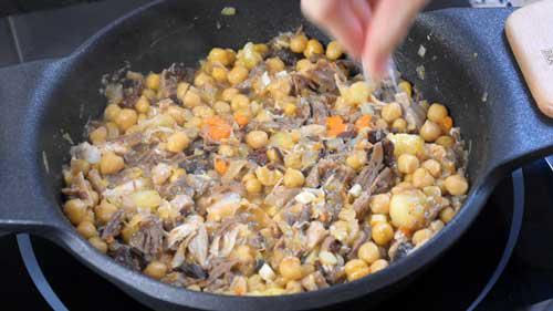 agregar sal a la ropa vieja