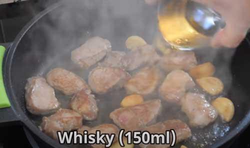 echamos el alcohol al solomillo al whisky