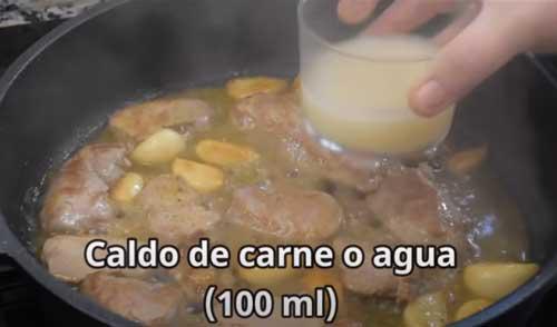 agregamos el caldo al solomillo al whisky