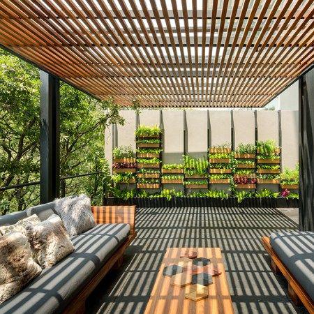 Terraza rústica con pérgola