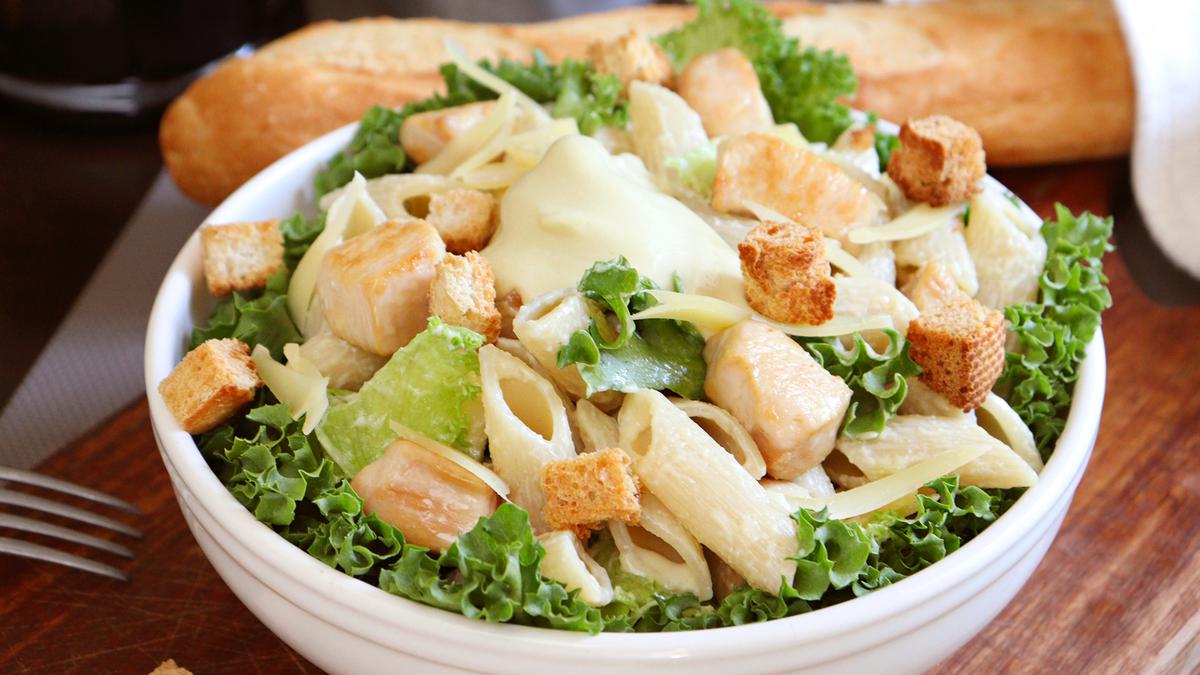 ensalada caesar pollo aderezo croutons