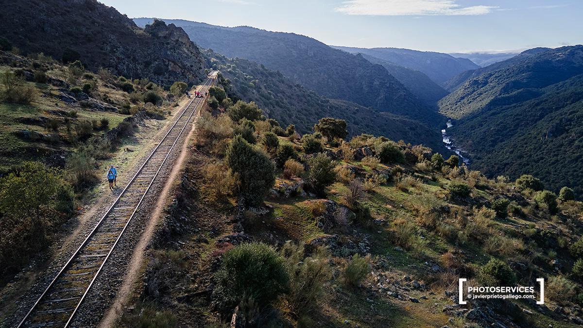 El Camino de Hierro y el río Águeda comparten un estrecho y apartado valle en el espacio natural de los Arribes del Duero. Salamanca. Castilla y León. España. © Javier Prieto Gallego