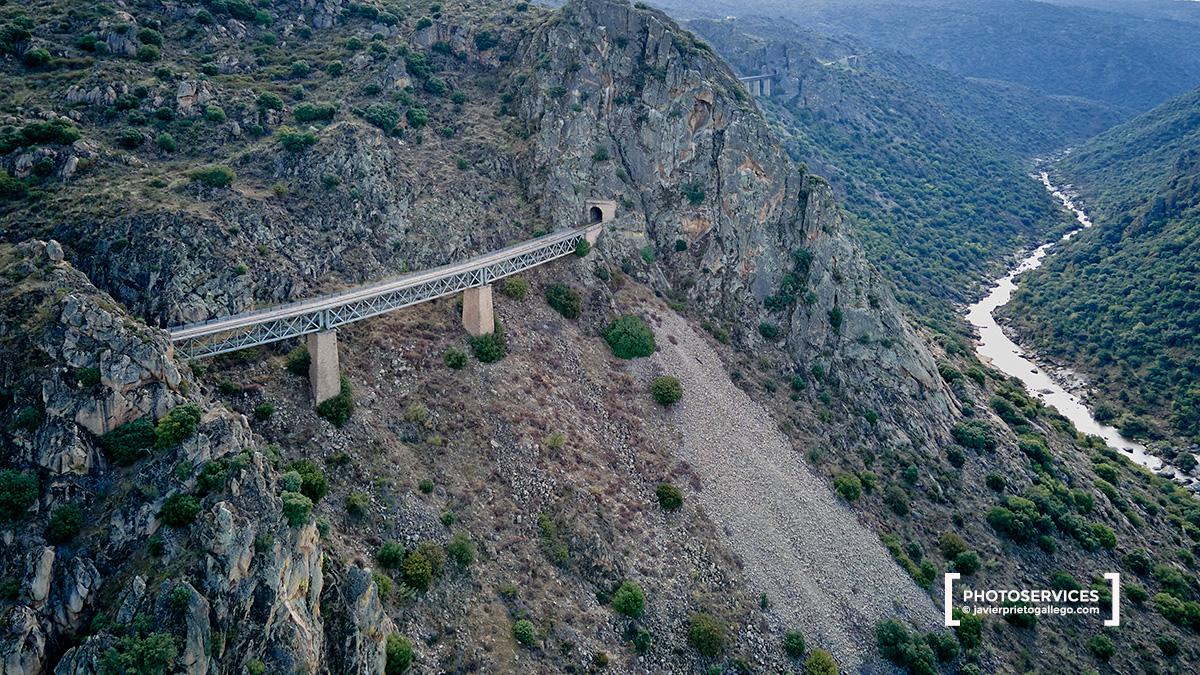 El Camino de Hierro y el río Águeda comparten un estrecho y apartado valle en el espacio natural de los Arribes del Duero. Salamanca. Castilla y León. España. © Javier Prieto Gallego