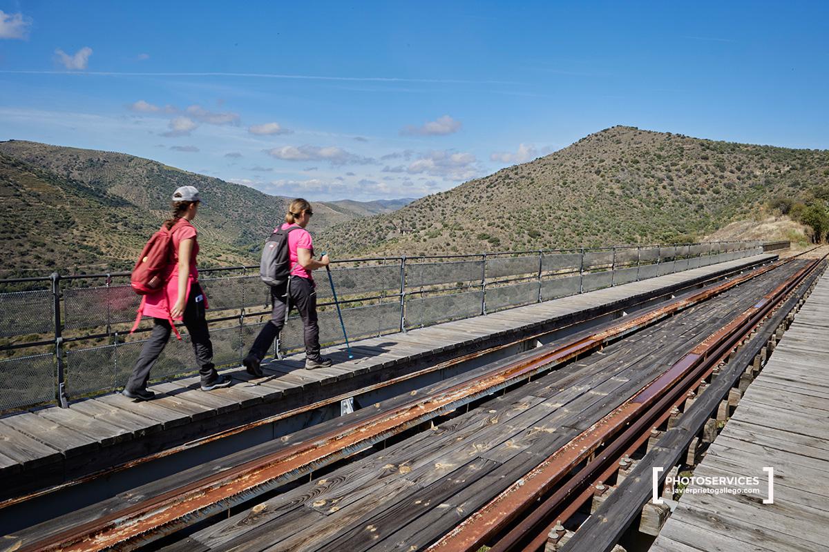 Senderistas. Camino de Hierro. Arribes del Duero. Salamanca. Castilla y León. España. © Javier Prieto Galleg