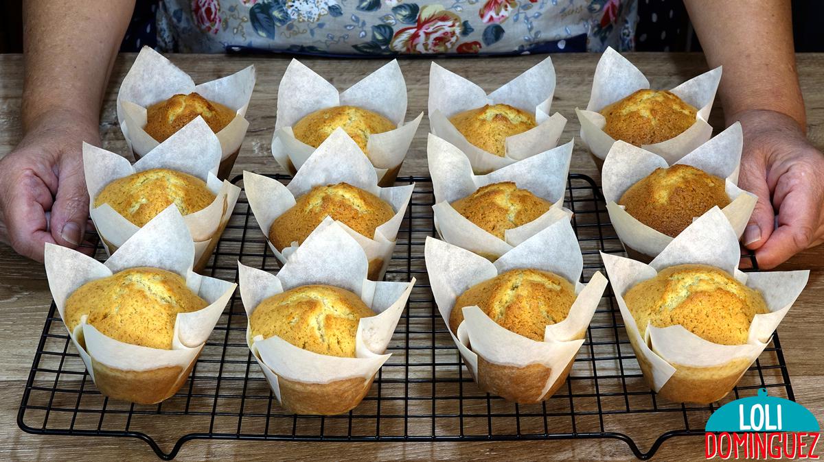 MAGDALENAS DE LECHE TIERNAS Y JUGOSAS, RECETA FACIL. Estas magdalenas quedan tan tiernas y jugosas que estarán así varios días y con un sabor riquísimo con el toque de limón que las hace aun mas deliciosas