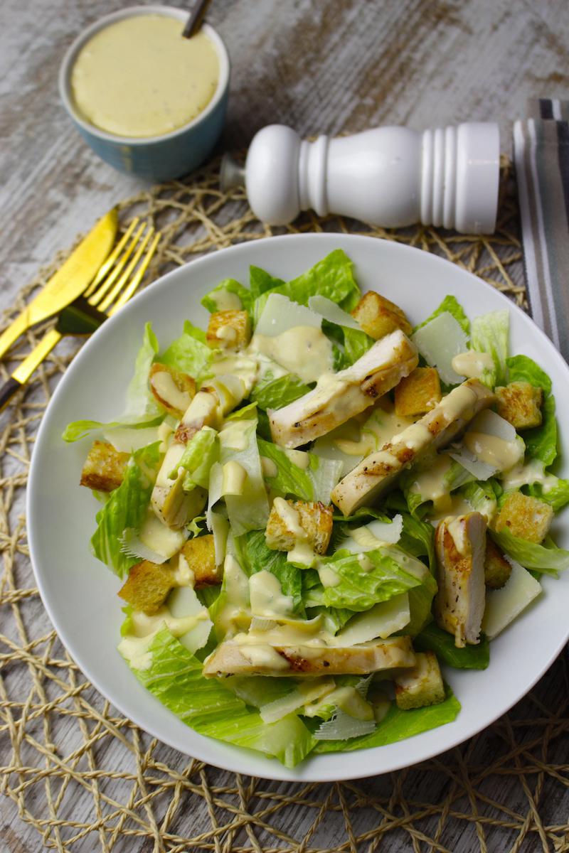 Ensalada César casera con pollo asado