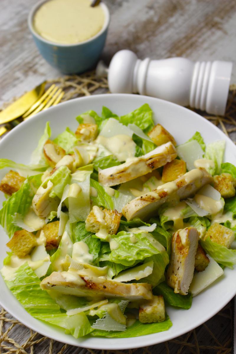 Ensalada César casera con pollo asado
