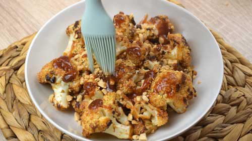 pintar la coliflor con salsa barbacoa