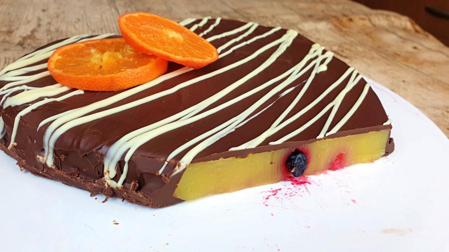 corazón de chocolate relleno de naranja. especial san valentin