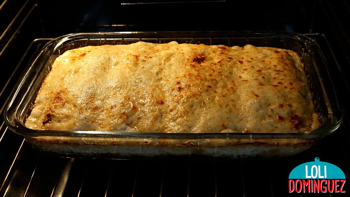 CREPES RELLENOS DE POLLO Y CHAMPIÑONES CON BECHAMEL, MUY TIERNOS Y JUGOSOS. Esta receta es un triunfo asegurado, los crepes tiernos, el relleno de pollo y champiñones con mucho sabor, combinado con la cremosa salsa bechamel hace que sea un plato infalible y más que delicioso