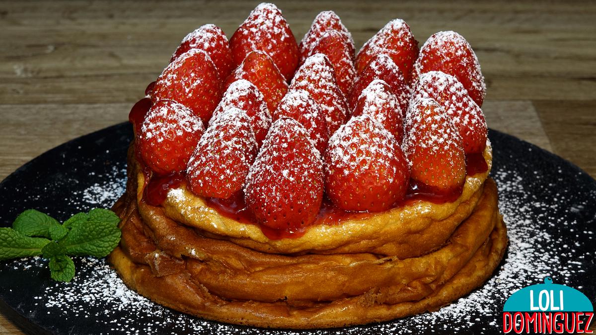 TARTA DE YOGUR CON FRESAS, UNA RECETA FÁCIL Y DELICIOSA QUE TE VA A SORPRENDER. Esta tarta queda con una textura suave, jugosa y tierna que te dará la sensación de que estas comiendo una tarta de queso pero mucho más ligera, el toque de la mermelada y las fresas hace que resulta aún más irresistible