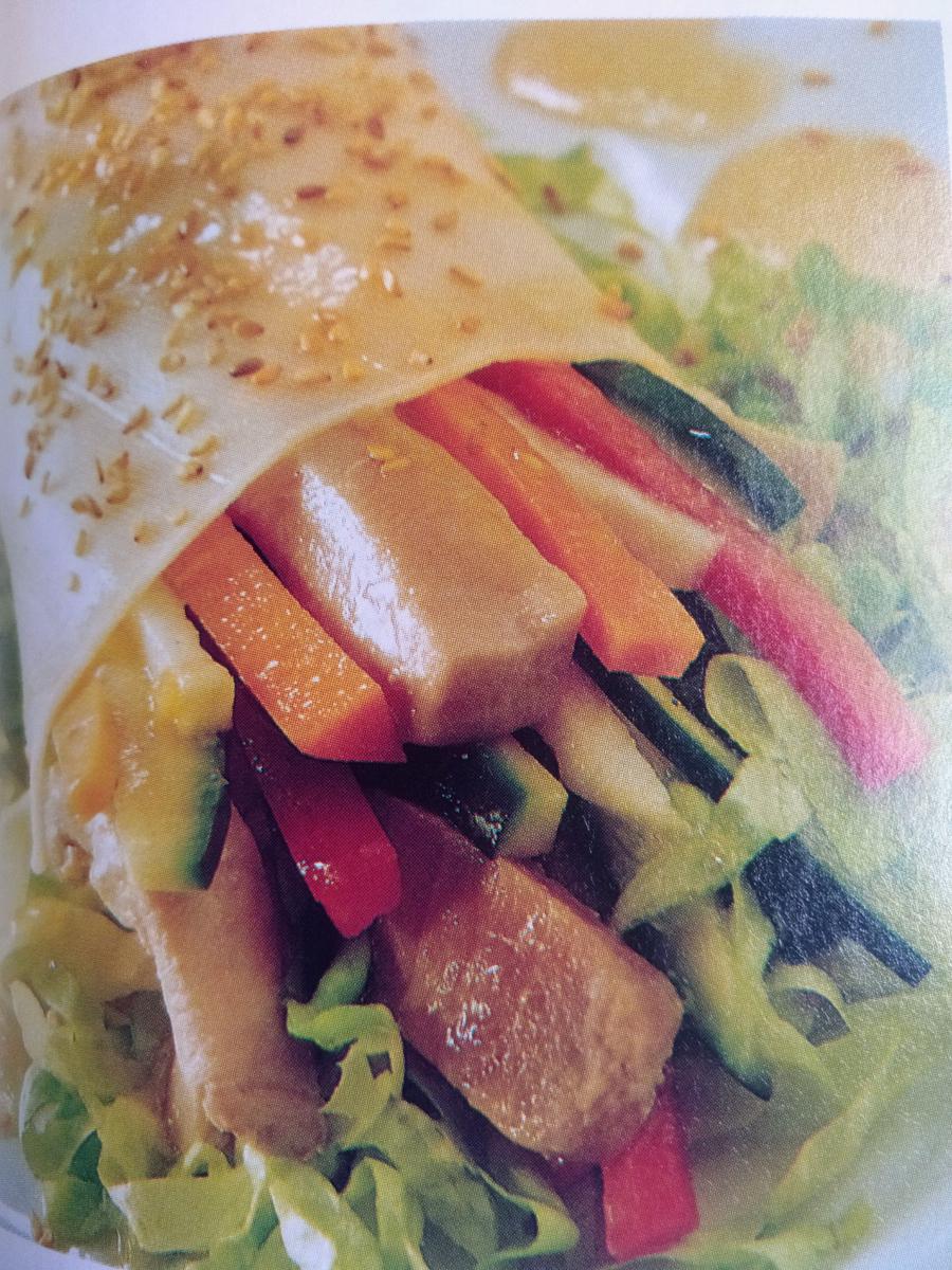 Rollito de verdura, lechuga y bonito