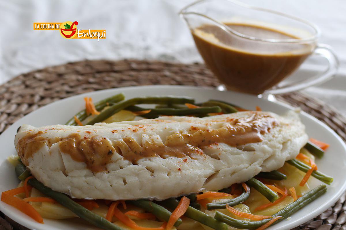 Bacalao con salsa de pimentón y verduras al vapor
