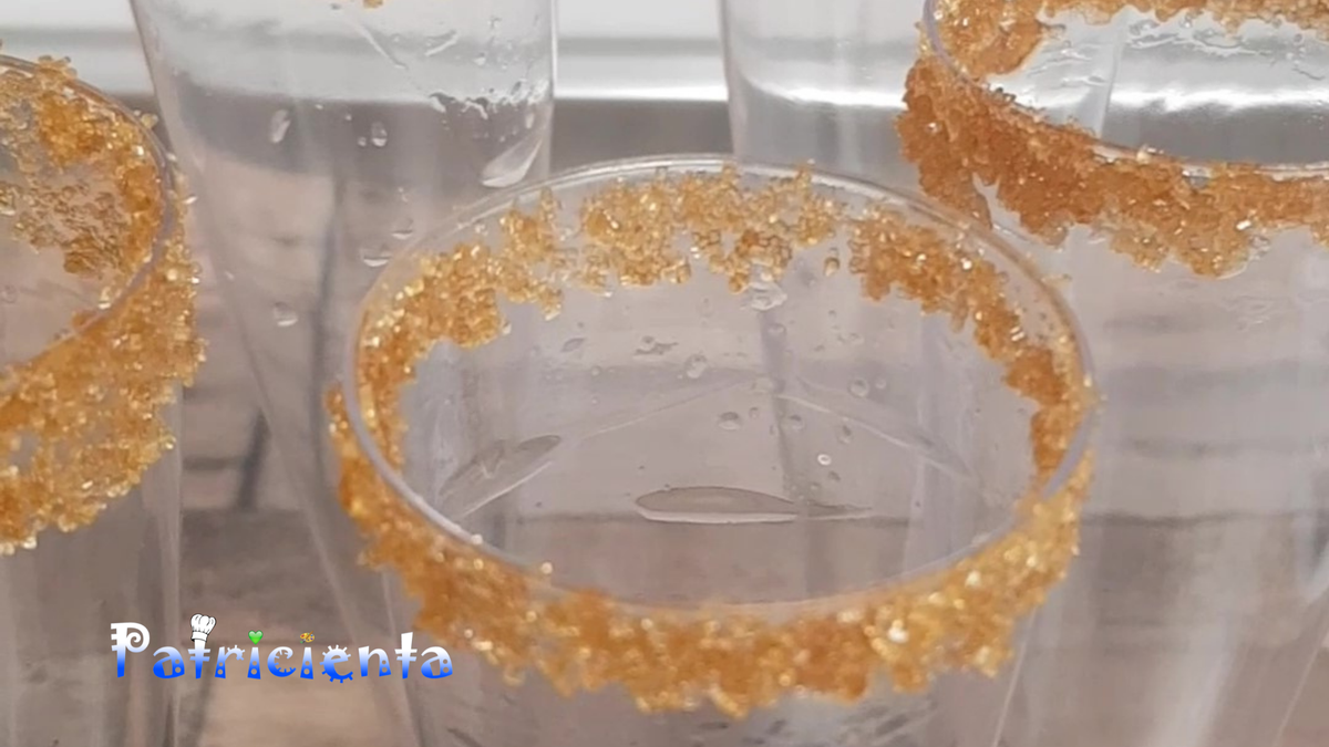 Adornar copas con azúcar para ocasiones especiales