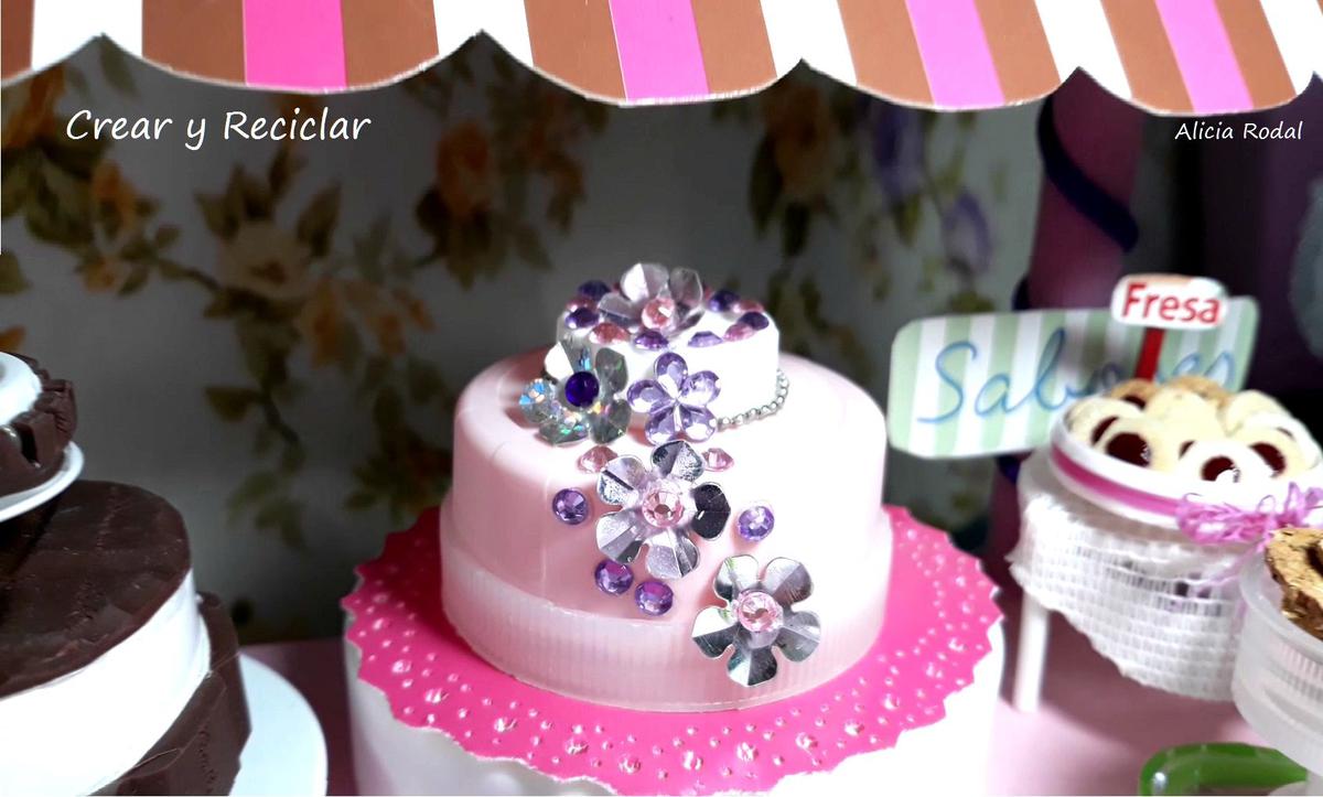 Enseñar a nuestros hijos desde muy pequeños a hacer manualidades es motivar su imaginación y creatividad, y si además lo hacemos con materiales reciclados mucho mejor, ya que de esta forma también le estamos enseñando a reutilizar para cuidar de nuestro hermoso planeta.