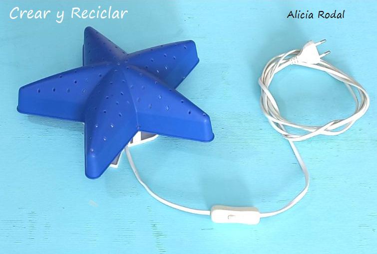 En este tutorial te enseño qué fácil es hacer una lámpara de mesa para el escritorio o la mesita de noche, en el que vamos a reutilizar un rollo o tubo de cartón de unas famosas patatas fritas y otros materiales reciclados que podemos tener en casa. Siempre con la filosofía del reciclaje y del hazlo tú mismo Diy.