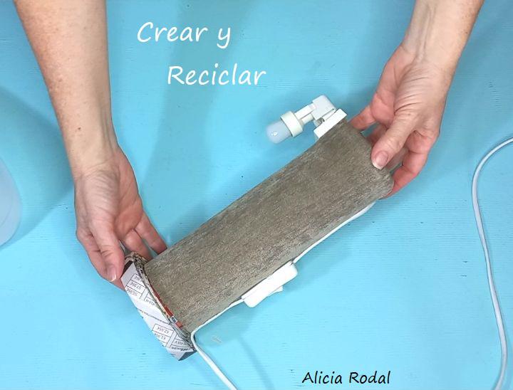 En este tutorial te enseño qué fácil es hacer una lámpara de mesa para el escritorio o la mesita de noche, en el que vamos a reutilizar un rollo o tubo de cartón de unas famosas patatas fritas y otros materiales reciclados que podemos tener en casa. Siempre con la filosofía del reciclaje y del hazlo tú mismo Diy.
