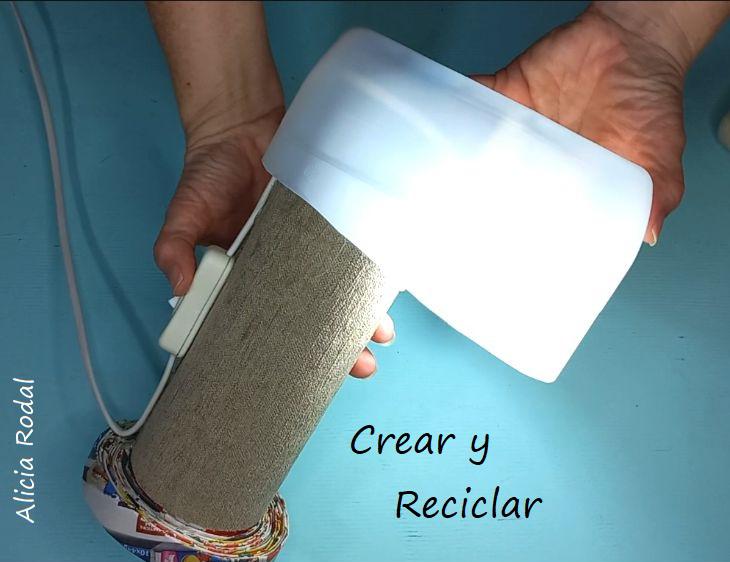 En este tutorial te enseño qué fácil es hacer una lámpara de mesa para el escritorio o la mesita de noche, en el que vamos a reutilizar un rollo o tubo de cartón de unas famosas patatas fritas y otros materiales reciclados que podemos tener en casa. Siempre con la filosofía del reciclaje y del hazlo tú mismo Diy.