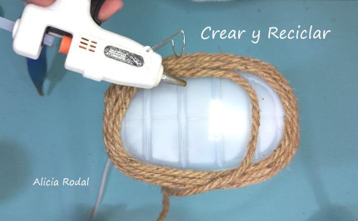 En este tutorial te enseño qué fácil es hacer una lámpara de mesa para el escritorio o la mesita de noche, en el que vamos a reutilizar un rollo o tubo de cartón de unas famosas patatas fritas y otros materiales reciclados que podemos tener en casa. Siempre con la filosofía del reciclaje y del hazlo tú mismo Diy.